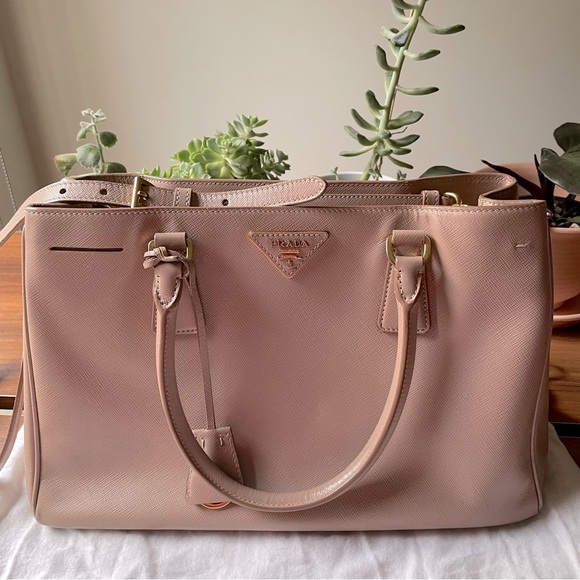 Prada Handbags - ❌SOLD❌on luxury site⭐️ HOST PICK⭐️Prada Galleria Saffiano Tote Bag 💕 Medium 💕